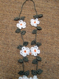 Un collier avec des fleurs au crochet réalisé par <a href="http://leblogdechtinaiguillon.wordpress.com/">Chti'n Aiguillon</a>
