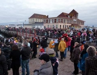 Jour de Carnaval, foule sur le port devant la poste