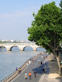 "Dans dix ans, on sera tous à vélo." Pour imaginer Paris en Ville 30, les voies sur berges des quais de la Seine sont sans voitures le dimanche. Photo par <a href="http://commons.wikimedia.org/wiki/User:Pline">Pline</a>, licence <a href="http://creativecommons.org/licenses/by-sa/3.0/deed.en">Creative Commons cc-by-sa</a>